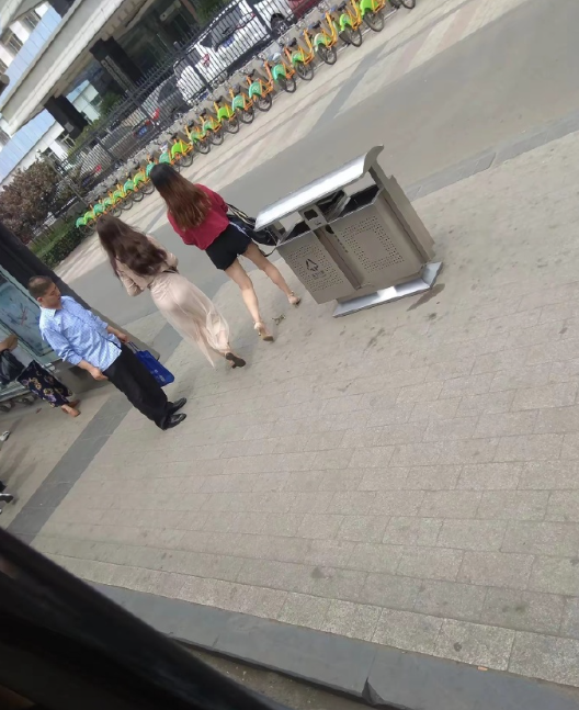 街边风景如画，行人步履匆匆。