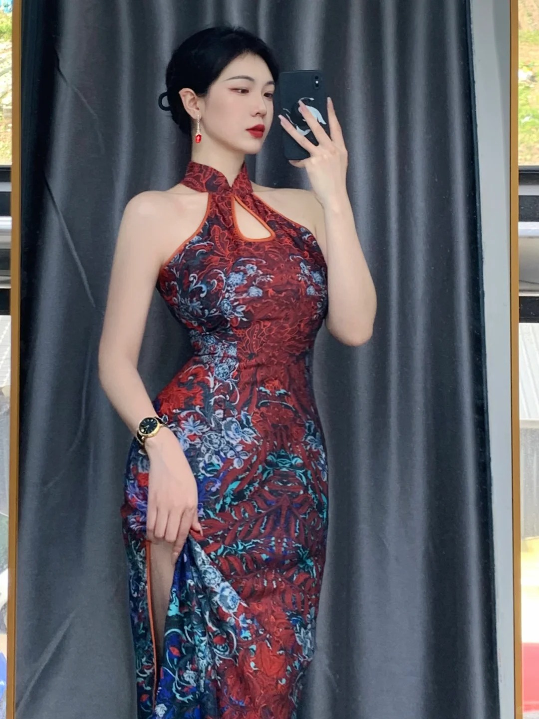 中国女人就要穿中式旗袍
真的太喜欢旗袍了，很修身
穿上之后很有线条感
