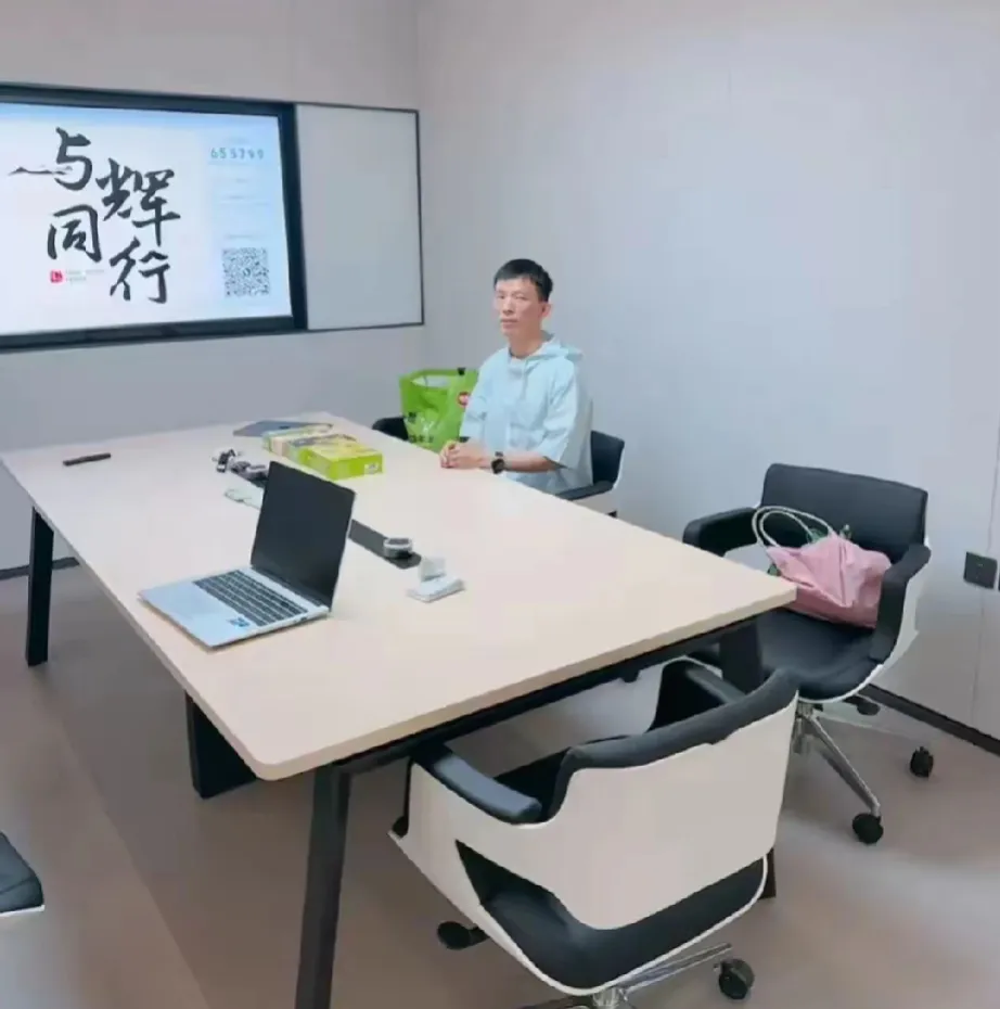 与辉同行的第一位嘉宾是谁啊？
竟然是你，果然是你！
新直播间第一天，小饼干就稳坐