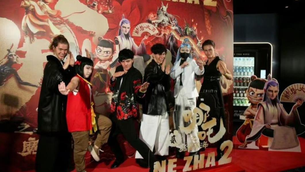 《哪吒2》破100亿后，忙坏海外网友：又吵架又破防……