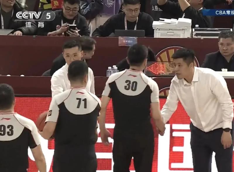 能不能要点脸！新疆男篮100：105不敌山西男篮，5问主裁判姜志远。

1. 请