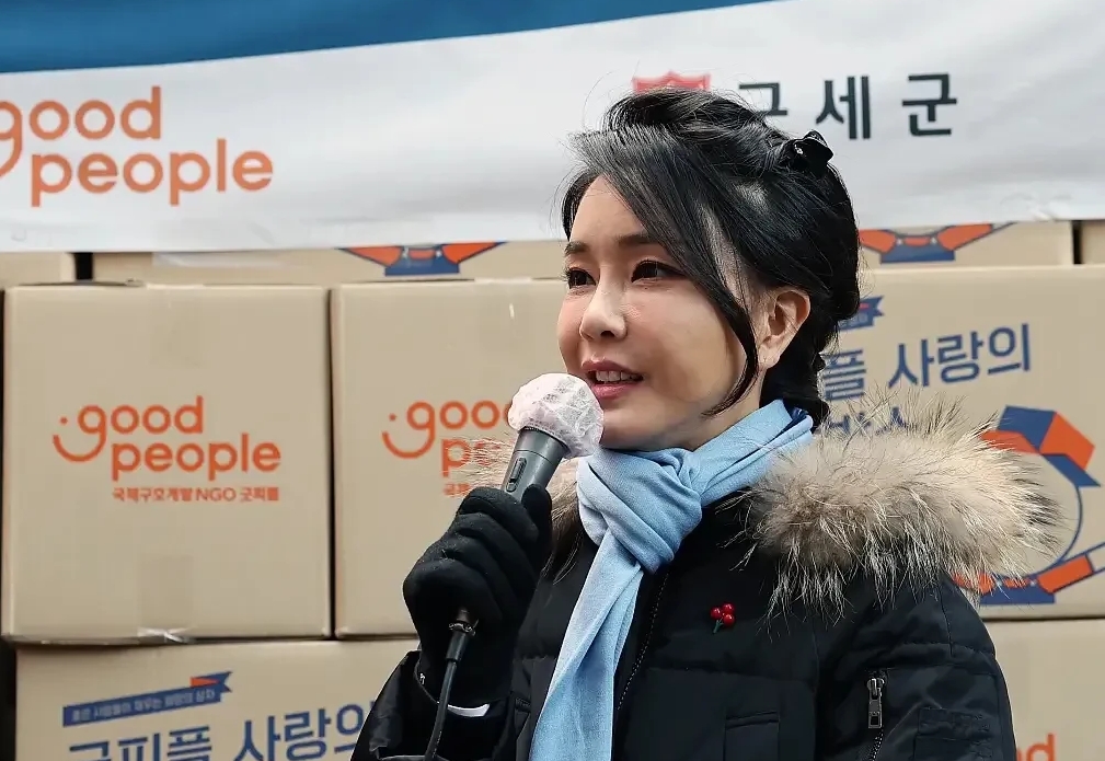 尹锡悦的“魔咒”显现
韩国第一夫人金建希的负面新闻穷出不尽，先是伪造履历，受贿名