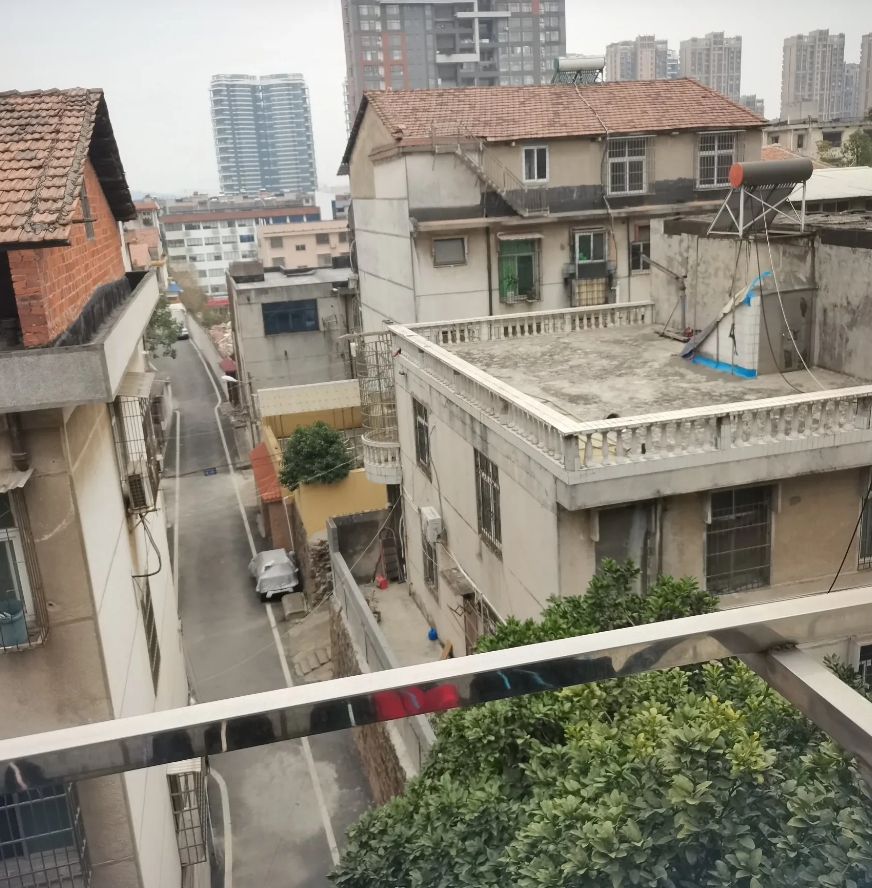 有人问我，你这房子都住了快30年了，你为什么不买套新房。
我告诉他们如果我现在买