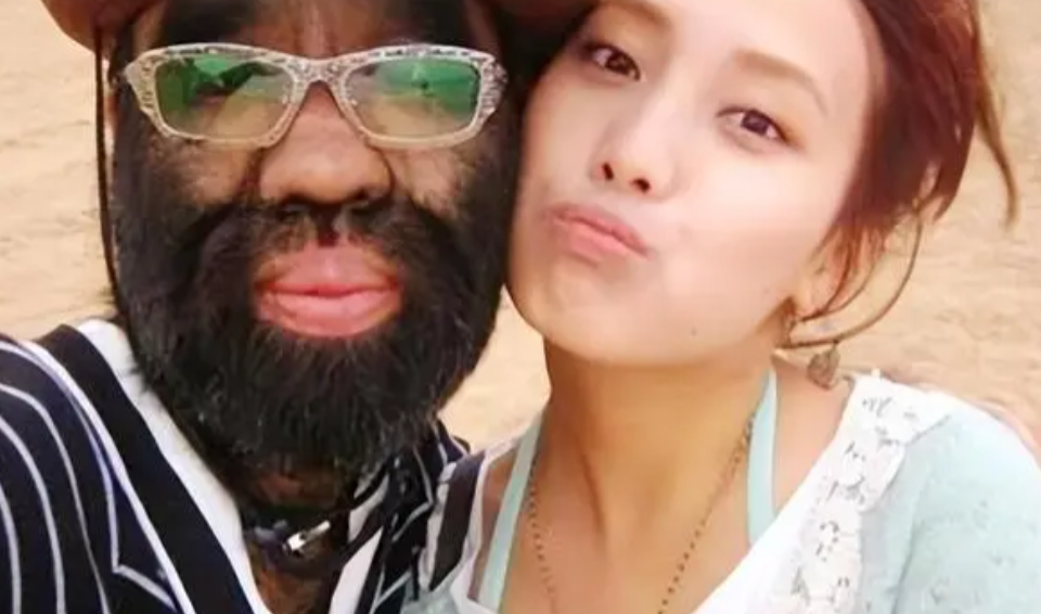 2019年，被称为“毛孩”的于震寰，42岁迎娶美娇妻，不顾家人阻拦，冒险生娃，不