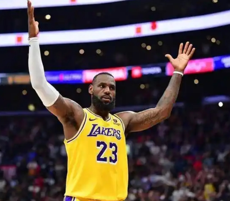 詹姆斯能打无球吗？NBA历史上最全能的巨星，完全可以打无球