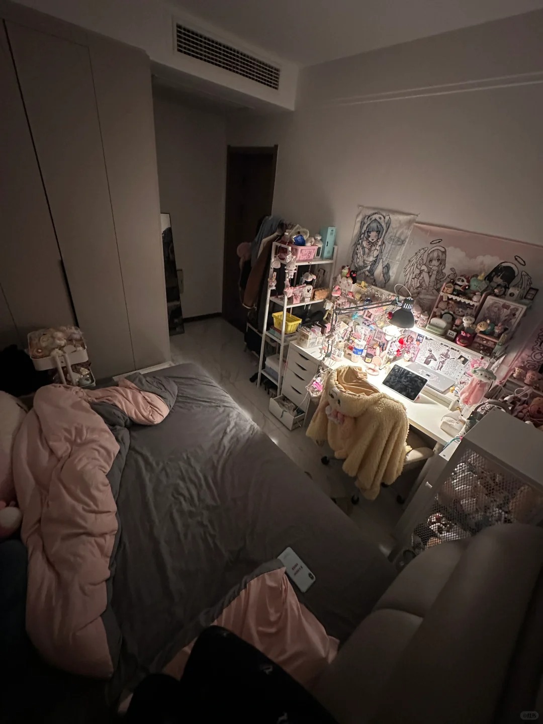 房间乱乱嘟很安心
谁懂深夜窝在自己的小房间里只开一盏小灯的感觉！！！！安全感爆棚