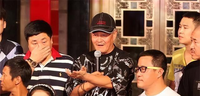 东北二人转的传奇人物，张小飞的故事真是让人五味杂陈。提起赵本山的徒弟张小飞，不得