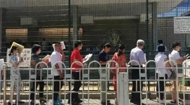 签证官问一个小妹妹，大概18-20的样子， 签证官：你去美国干嘛？ 妹妹：我不想