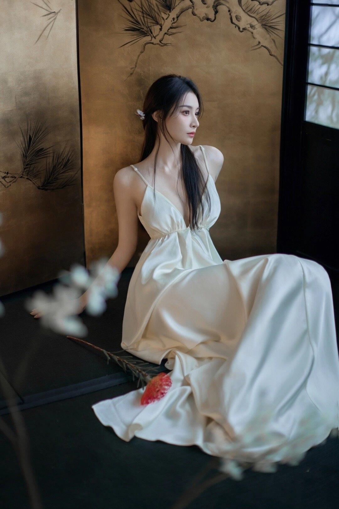 窈窕淑女隆妮，画中仙女入凡尘