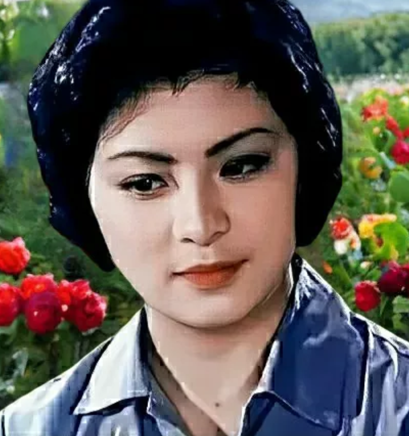 美女刘佳在《黑三角》中这个造型，带动了当年的流行发型，很多明星和爱美的女孩子纷纷