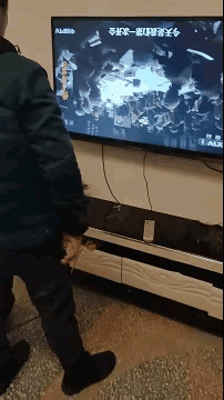 请了个师傅来修电视，修好后…