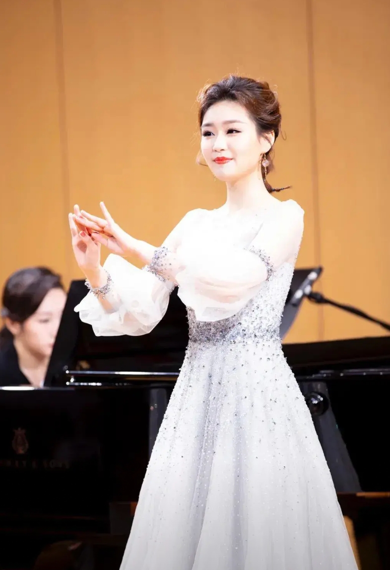 纪牧宁，网名“水蜜桃子”，中国音乐学院民族声乐硕士研究生，师从女高音歌唱家、博士