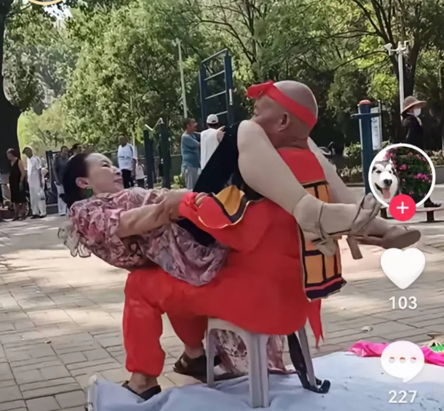 为老不尊！大庭广众之下，这是跳舞锻炼身体吗？
他们是怎么想的呢？
60多岁的老人