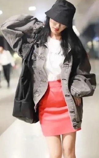 李菲儿身穿牛仔外套搭配红色包臀裙，尽显时尚潮流范儿 ​​​