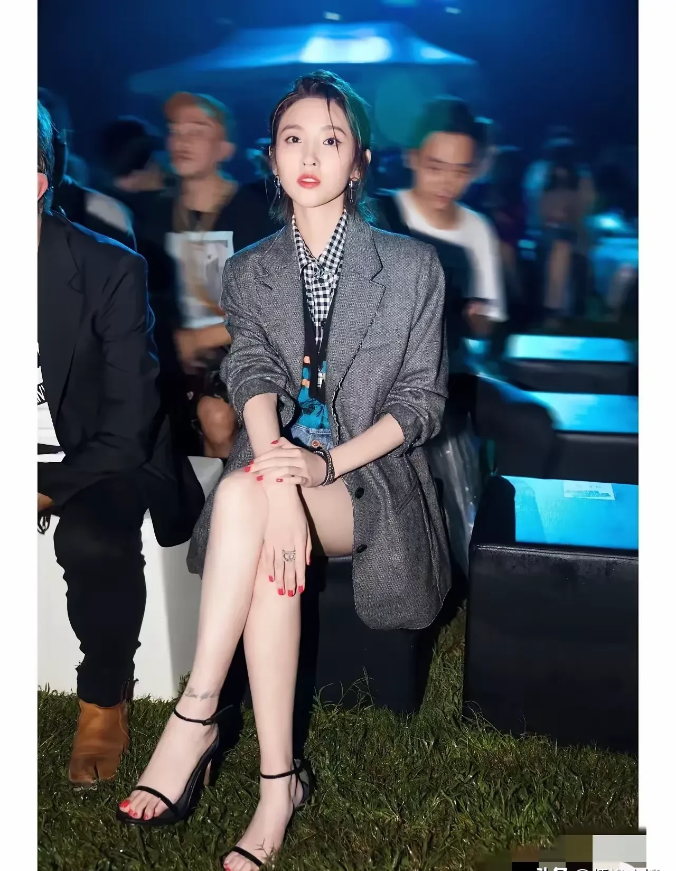 唐艺昕脚上纹着“I love you 少”，有人说这是爱张若昀的意思，毕竟张若昀