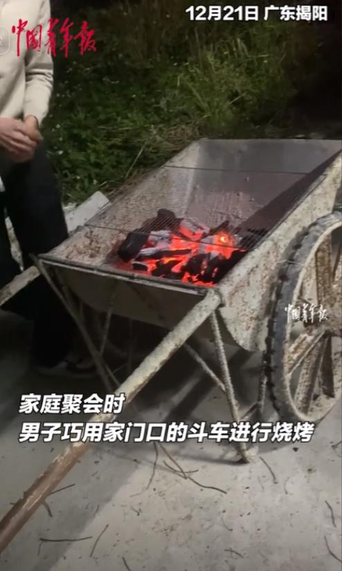 强者从不抱怨环境！广东揭阳，一家人在家中聚会吃饭，其中一位男子竟然利用自己家门口