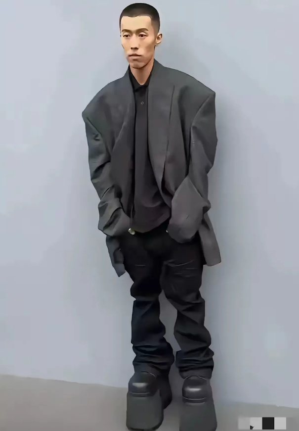 这是演员周游参加巴黎世家的一场盛大活动的穿搭，据说一出场就吸引了众多目光聚焦。这