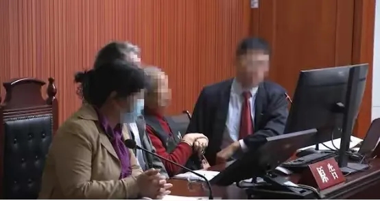 江西丰城，92岁老太瞒着3个子女，偷偷把房子过户给了二儿子，二儿子承诺对她生养死