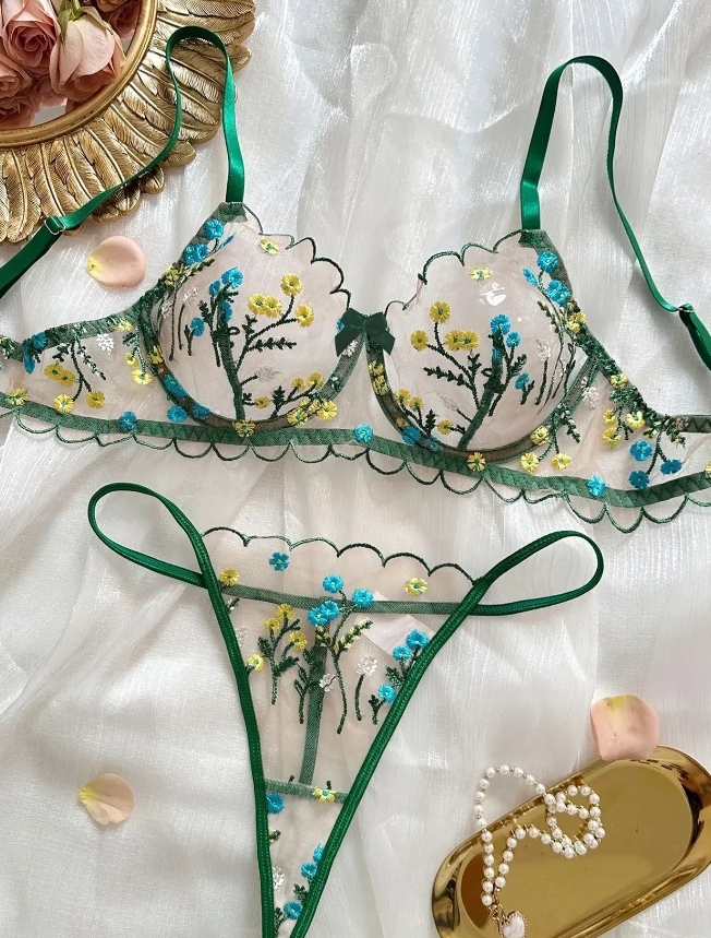 新发的工作服，
漂亮不？
祝贺自己，应聘成功，
可惜没有五险一金。