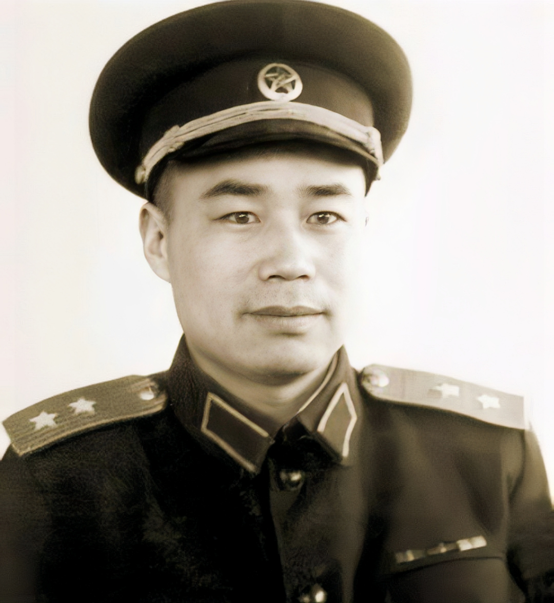王近山和他的警卫员都患了感冒，发烧了。当时条件艰苦，药品很有限。王近山却让医生把