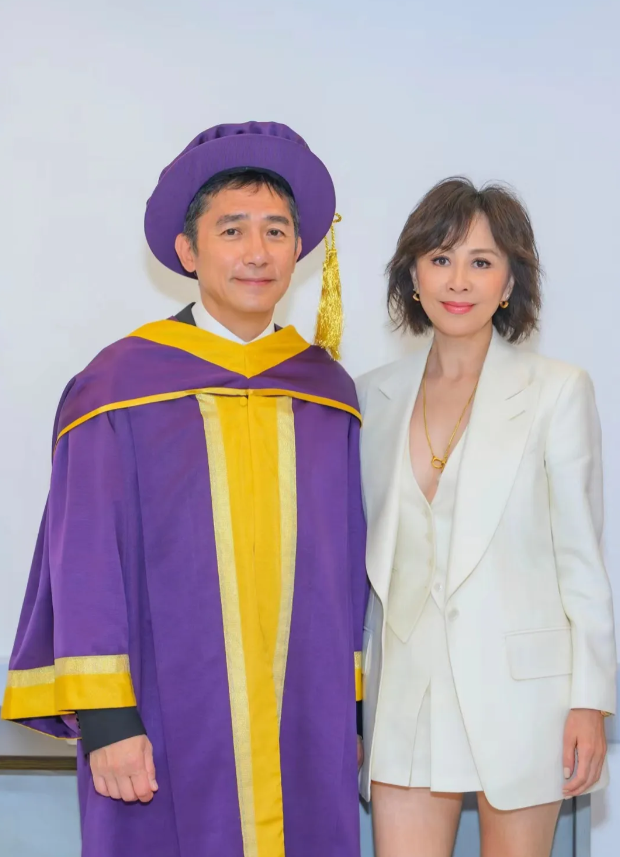 梁朝伟真牛，半个月内获得两个荣誉博士!
刘嘉玲骄傲发文:再次恭喜梁博士!
因为前