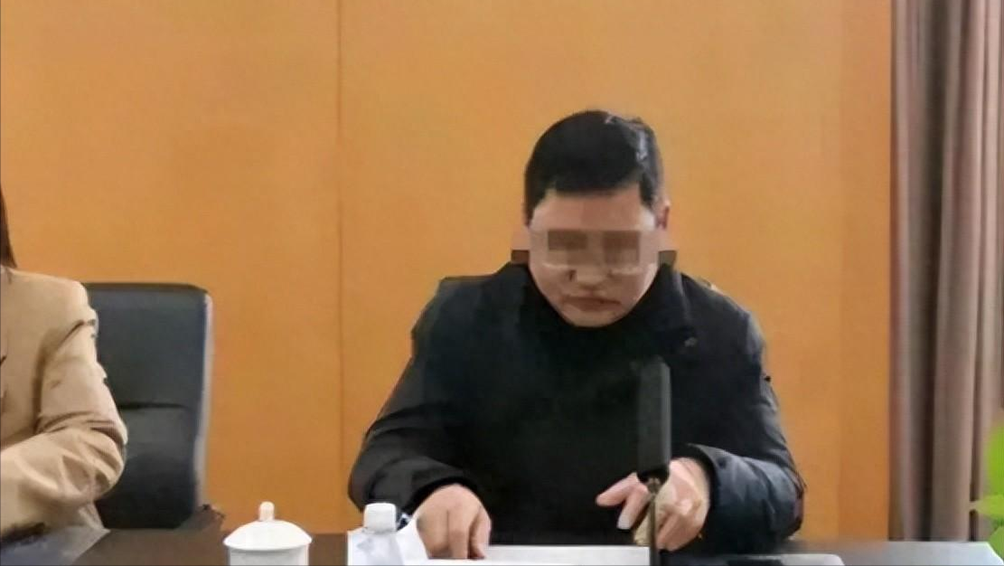 体制内的出轨丑闻被公之于众，其细节令人咋舌：
副局长轻声细语，带着几分暧昧：“嘿
