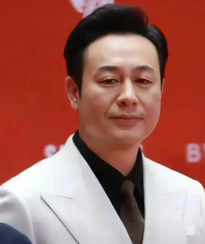 张颂文这个人很聪明，却下错了一步大棋！

导致他最近冲上风口浪尖。

那就是，他