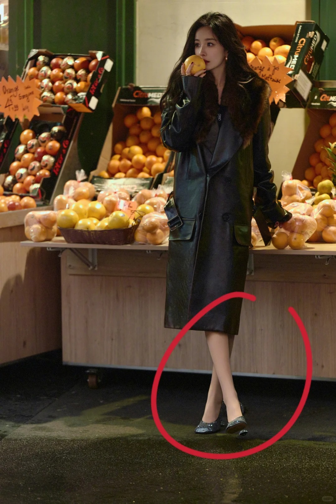 幂姐这是穿了光腿还是没穿啊…
刚刷微博看到幂姐工作室出的巴黎时装周的图也太美了吧