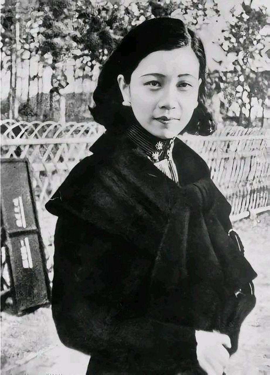 1943年，郭婉莹因难产被送进医院，可她的丈夫却留宿在寡妇家，出院后郭婉莹化好妆