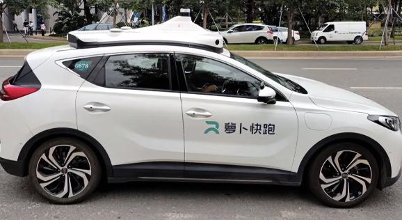 百度的“萝卜快跑”在众人议论中，已经在11个城市运行了，布局的都是直辖市，或者一