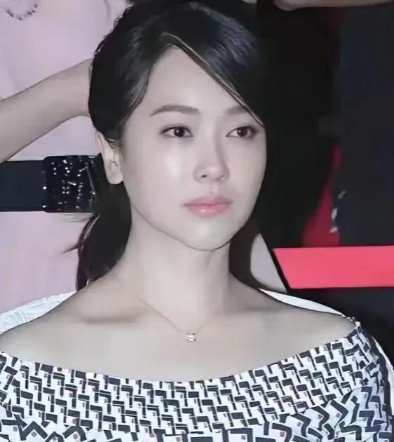 她当年好美啊，原来年轻时的她美得不可方物，标准的瓜子脸，天生丽质，没有浓妆艳抹，