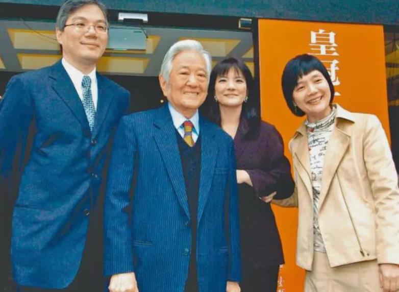 琼瑶遇见平养他们全家。
 
也可以说是互相成就，出版社给年轻的孩子继续发展，豪宅