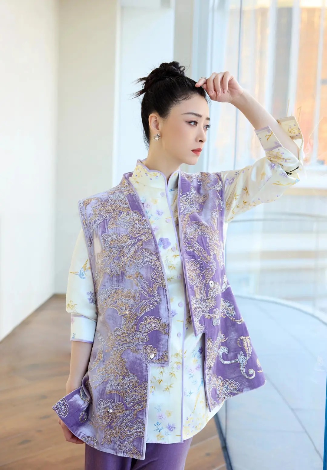 蒋欣瘦后竟有一种颠覆之美，穿新中式再现凤仪之美