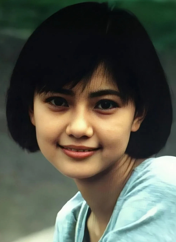 1996年，17岁的高圆圆的珍贵留影。彼时的他正在上高二镜头下的她有着圆圆的脸蛋