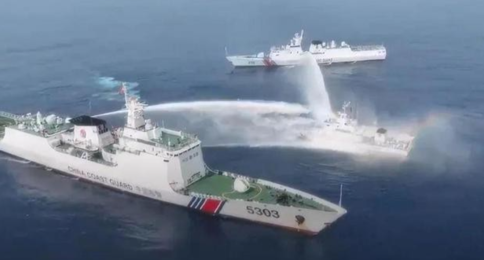 黄岩岛的紧张局势再度升级，中国海警对目标进行不懈追击，而美国则悄然推翻了派兵的承