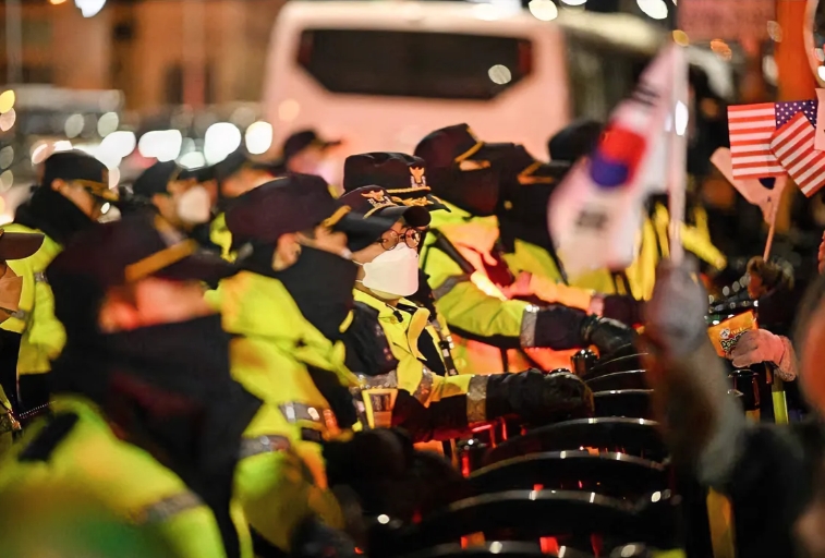 开始逮捕！已进入总统府
当地时间1月3日上午7时许，韩国调查人员已经抵达尹锡悦官