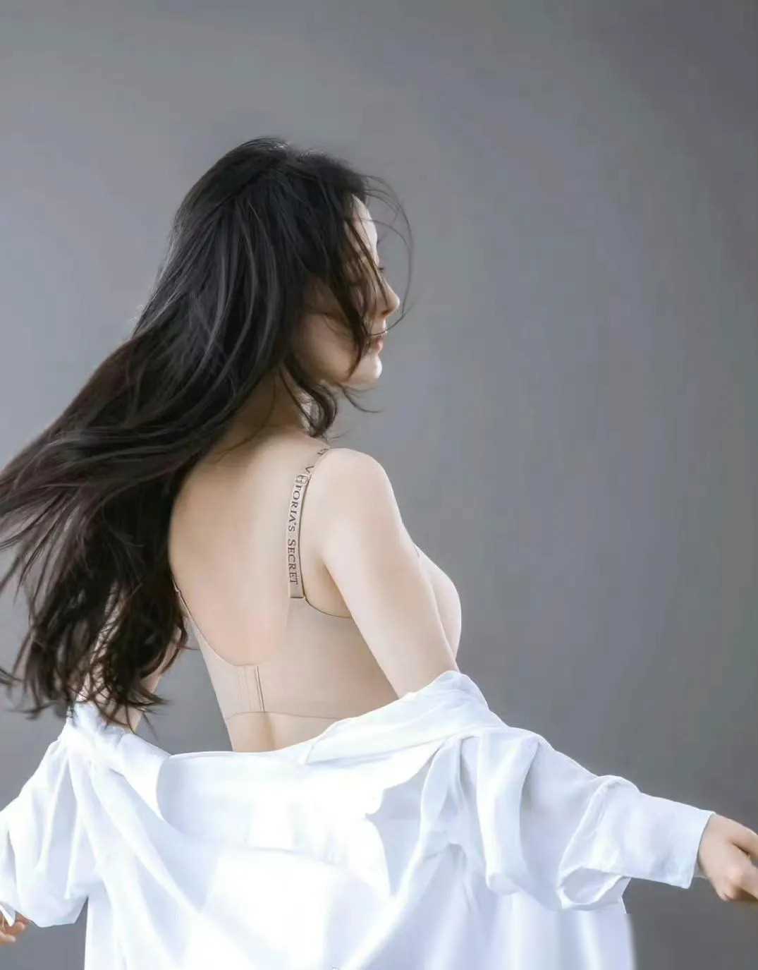 在娱乐圈里，杨幂是一位备受瞩目的女演员。她的形象被塑造成了女中豪杰、女汉子、女强