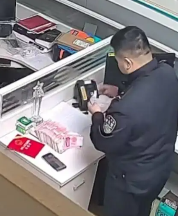山东济南，一个老太太叫货拉拉，竟然只为了运送两个电饭煲，司机很疑惑，就报了警，警