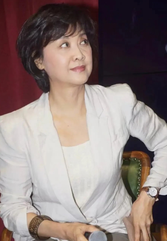 时光易逝，曾经美丽动人的“女儿国国王”朱琳，如今已经72 岁镜头下的她身穿米色西