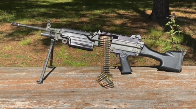 【M249轻机枪：美军班组的火力支柱】

M249轻机枪，源自比利时FN公司的匠
