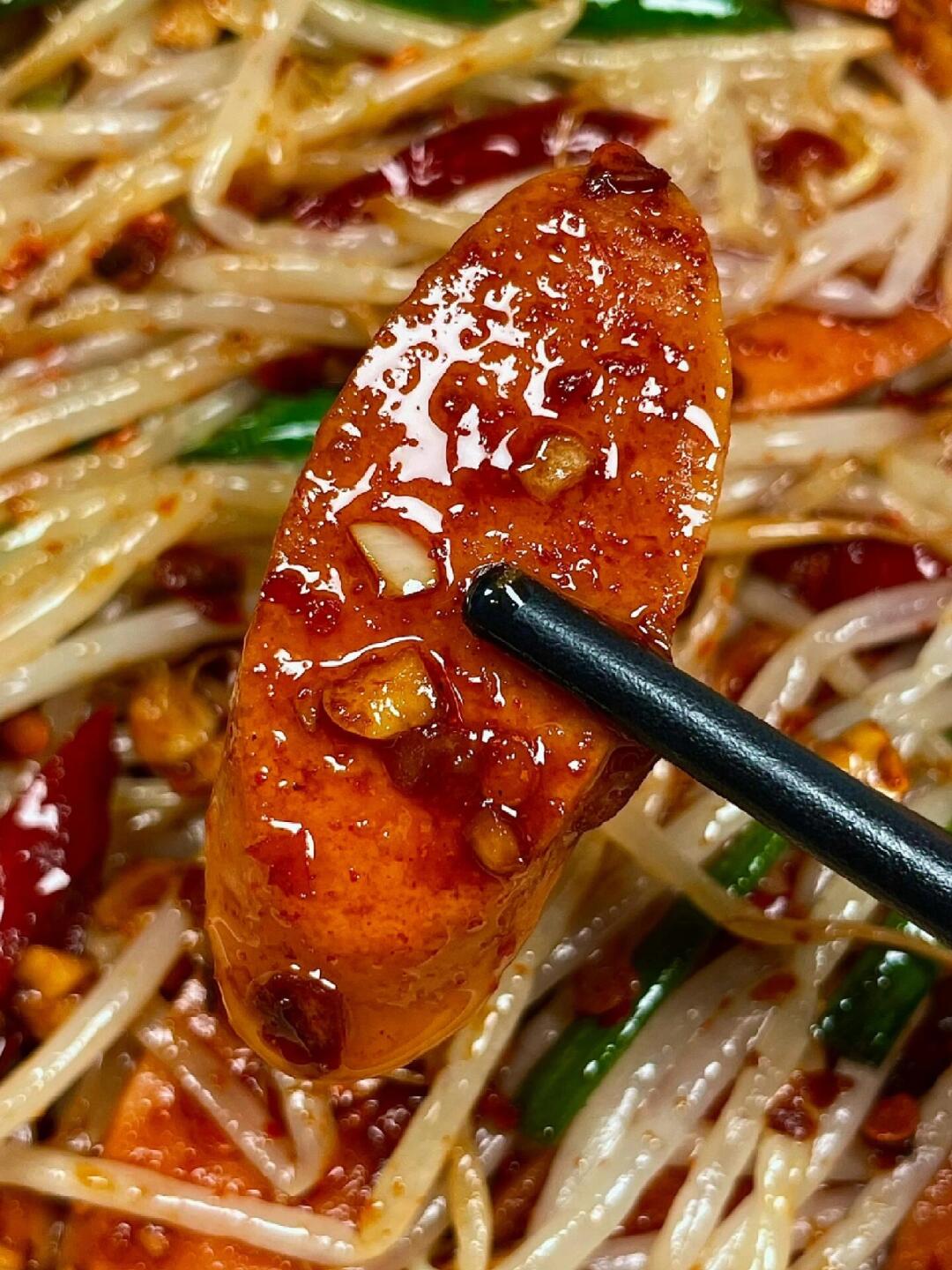 🍽️香迷糊了 | 豆芽炒火腿，一口爱上😜
家人们👨‍👩‍👧‍👦，今天