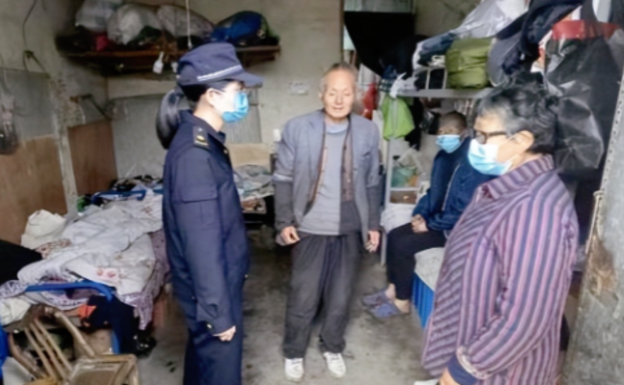 2022年，浙江一大爷违规摆摊被抓，他哭着哀求执法人员：“能不能少罚点，我儿子得