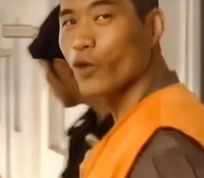 “谢谢啦，我走了。”2005年，一青年男子笑着走进刑场对着母亲和妻子说。待审判官