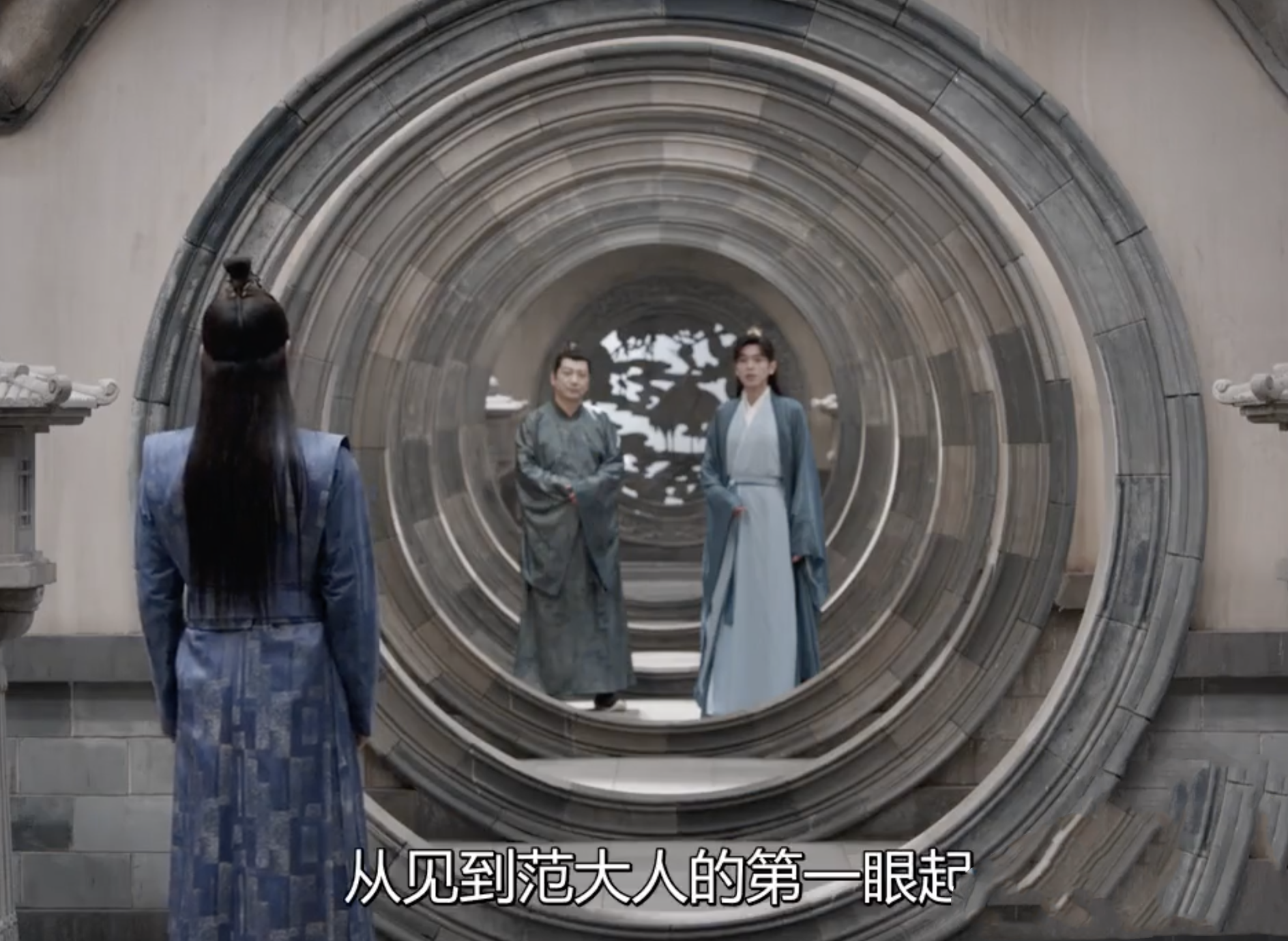 剧版《庆余年》：

1.庆帝是个发明家，每天穿着睡衣搞小制作，偶尔崩一脸灰。

