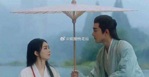 《与凤行》开播，同是撑伞，35岁林更新和32岁肖战对比，差异明显！！ ​