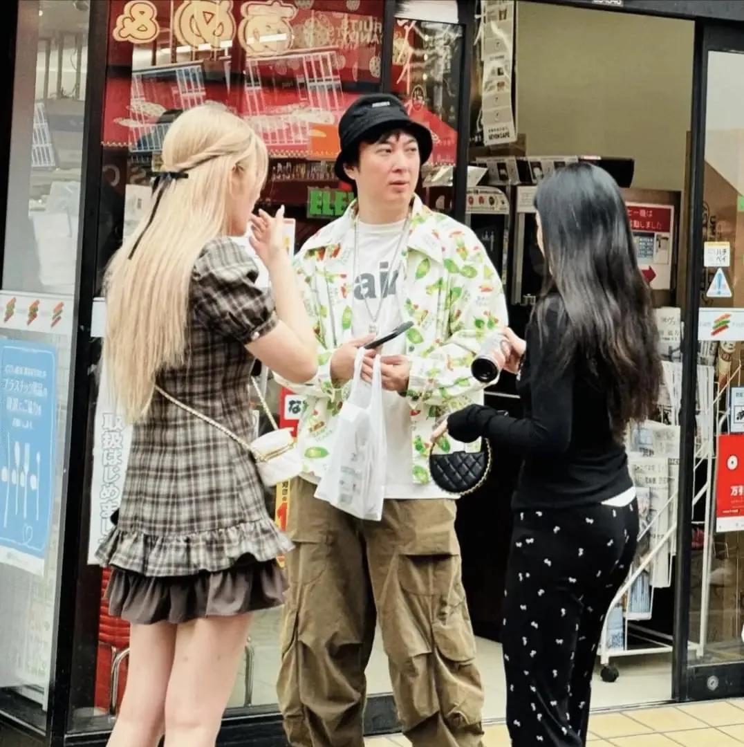 王思聪日本出游！两美女相伴，发福脸胖脖子粗，一身穿搭超5万。

王思聪这次在日本