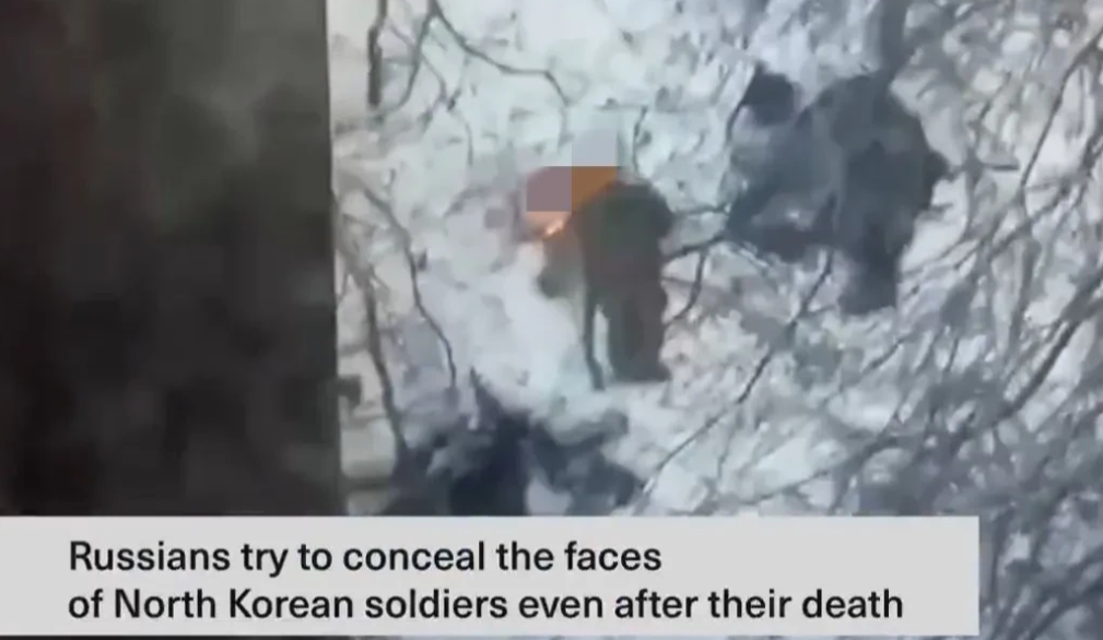 视频显示：俄军在战场上焚烧阵亡朝鲜士兵的面部，以掩饰其真实身份，画面背景中，还有