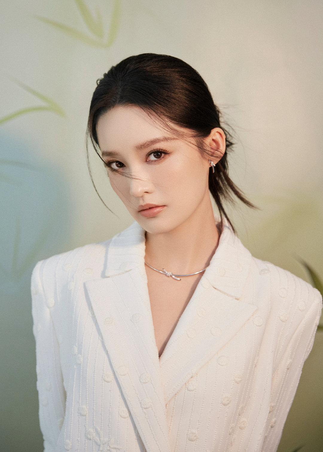 李沁的白色西装造型美美的很别致！