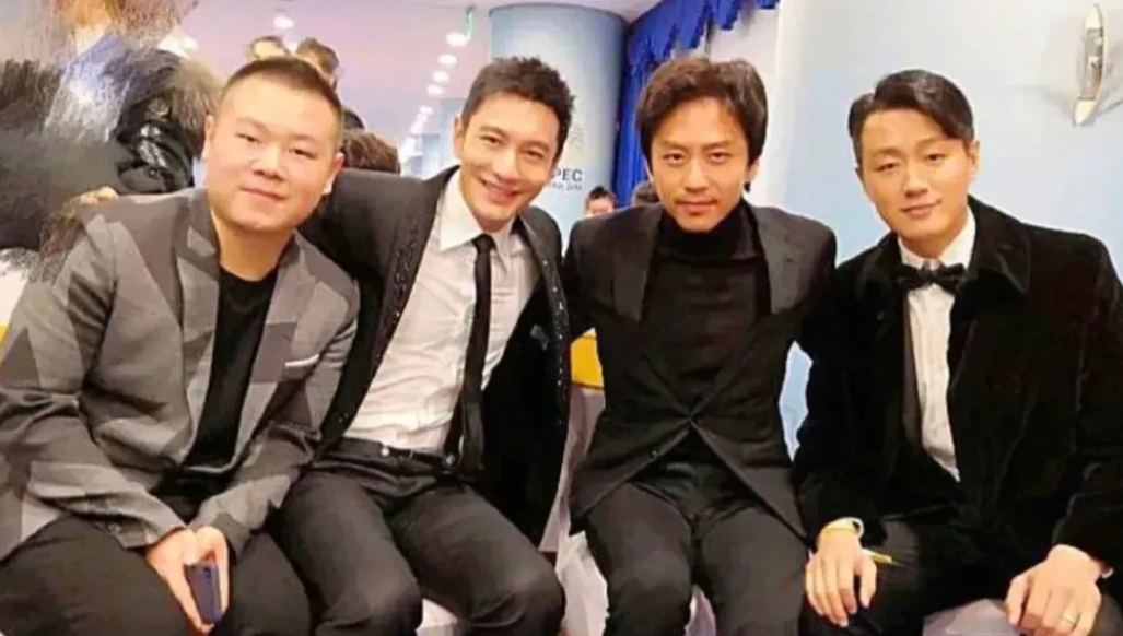 四位男演员同框，第一眼就看到了左二的黄晓明了，感觉怎么看都是他比较帅气。颜值在线