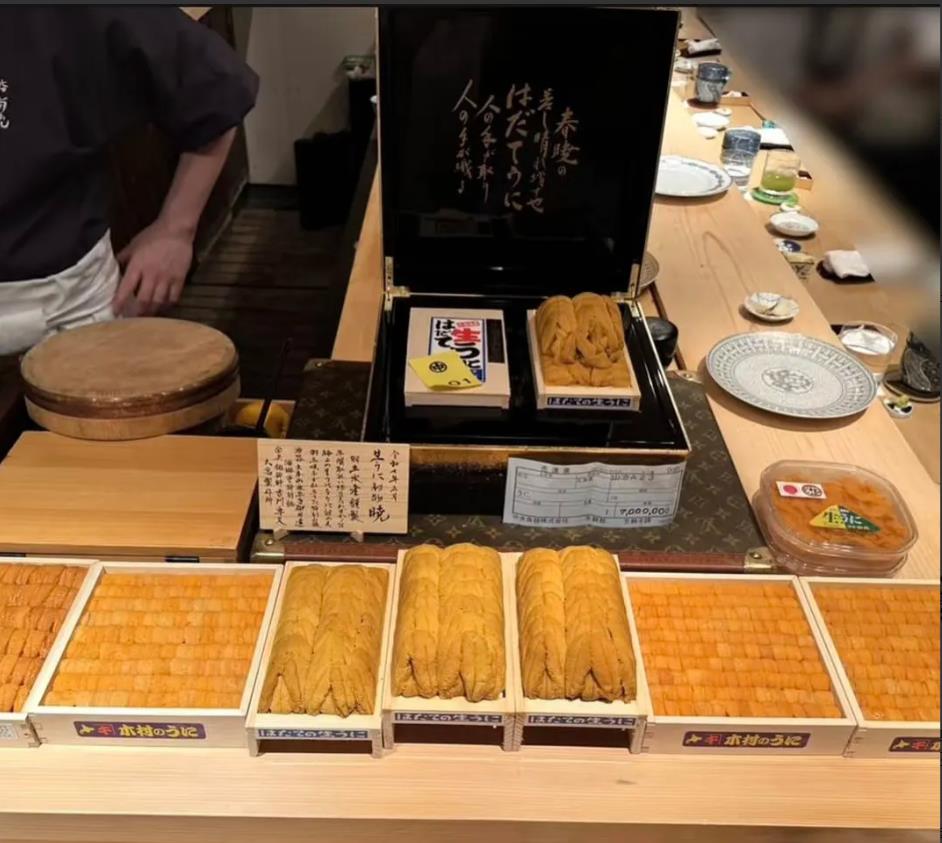 王思聪在日本吃35万人民币一个的海胆，并且和美女服务员拍摄了合影！他看着胖了好多